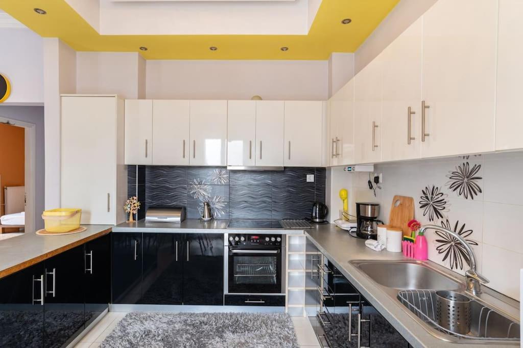 Apartment With Terrace In Piraiki Piraeus Exterior photo